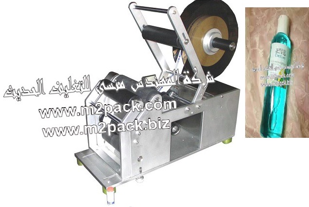 ماكينة لصق العلامات الملونة الليبل علي زجاجات الشامبو المستديرة مزودة بطابعة تاريخ ماركة المهندس منسي و التى نقدمها نحن شركة المهندس المنسي للتغليف الحديث و الصناعات الهندسيه إم تو باك